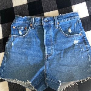 Levi ribcage shorts size 26